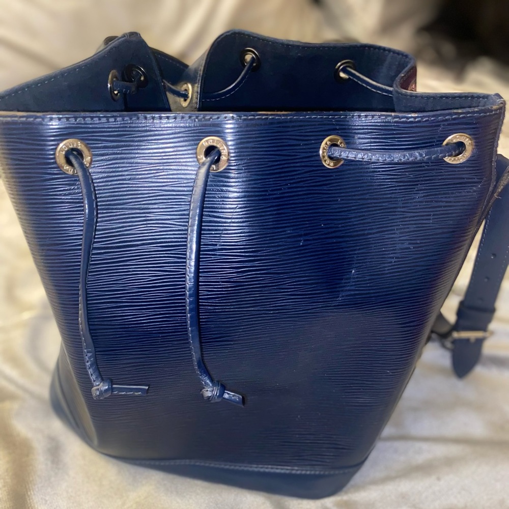Almost new AUTHENTIC LV EPI NOE navy blue w/ duster.